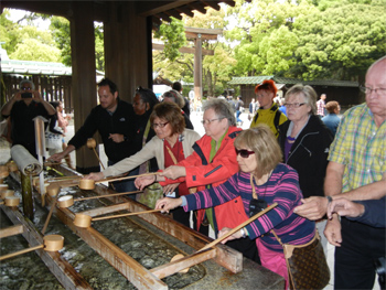 Cleaning procedure before visiting the Meiji Shrine